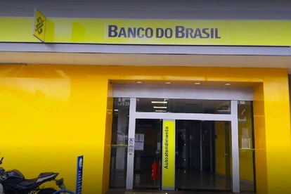 Homem fica nu para passar em porta giratória de banco e mesmo assim é barrado, em Goiânia