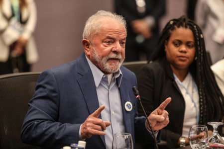 Um mês depois de sua vitória, Lula, enfim, começa a montar seu governo