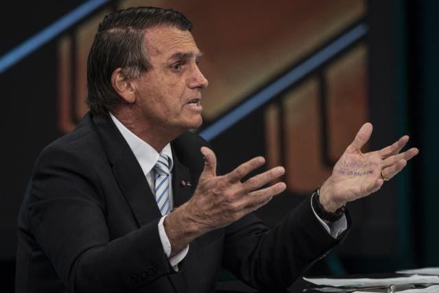 Bolsonaro cogita sair do país para não passar faixa para Lula