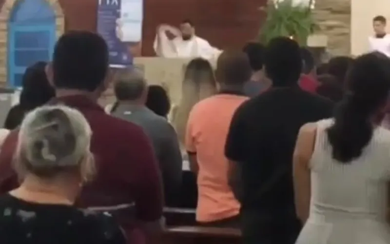 Padre abandona missa após pedir para lulistas saírem da igreja