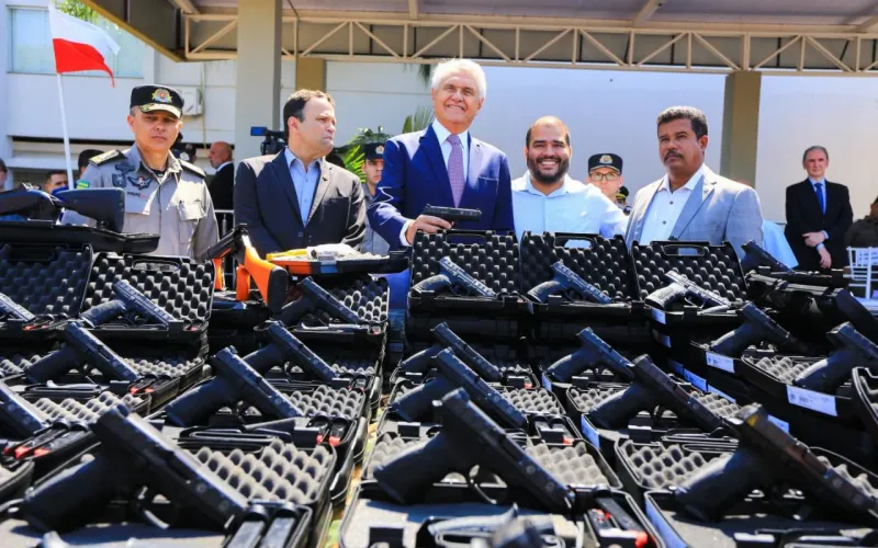 Governador Ronaldo Caiado entrega 15 mil armas à Polícia Militar