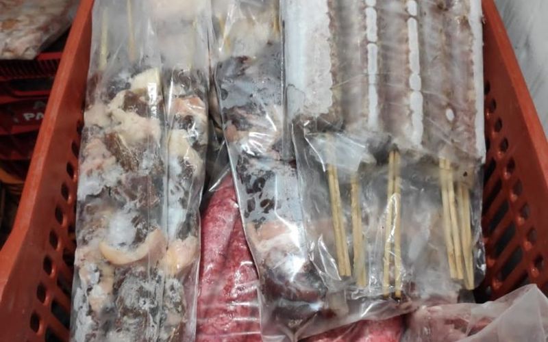 Polícia apreende 1,5 tonelada de carne em fábrica clandestina de espetinho