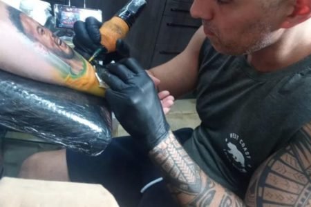 Fã junta dinheiro por 11 meses e tatua Neymar no antebraço: “Talismã”