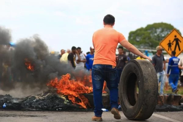 Bloqueios em estradas caem de 156 para 150; Bahia volta a ter protesto