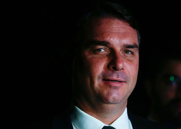 “Golpe militar nunca foi cogitado”, diz Flávio Bolsonaro