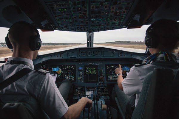 Pilotos e comissários de voo aprovam greve a partir da próxima segunda-feira