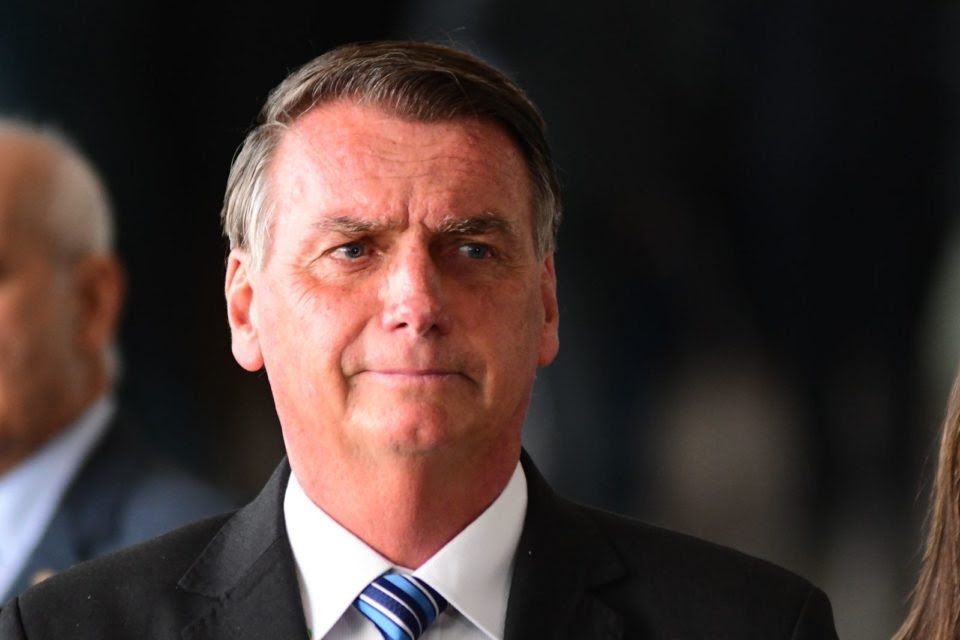 Bolsonaro assina MP que aumenta salário mínimo para R$ 1.302 em 2023