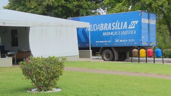 Dias antes do fim do mandato de Bolsonaro, caminhão de mudança é visto no Palácio da Alvorada