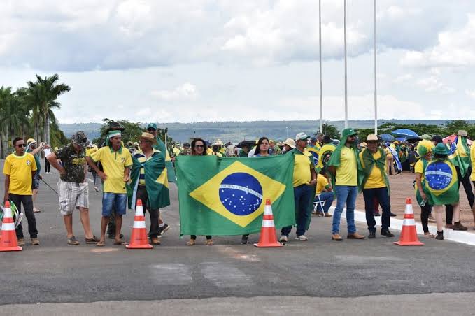 Raio atinge Bolsonaristas durante chuva em Brasília