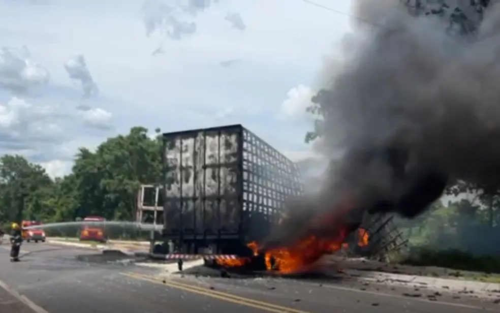 Duas carretas batem de frente em acidente na BR-153