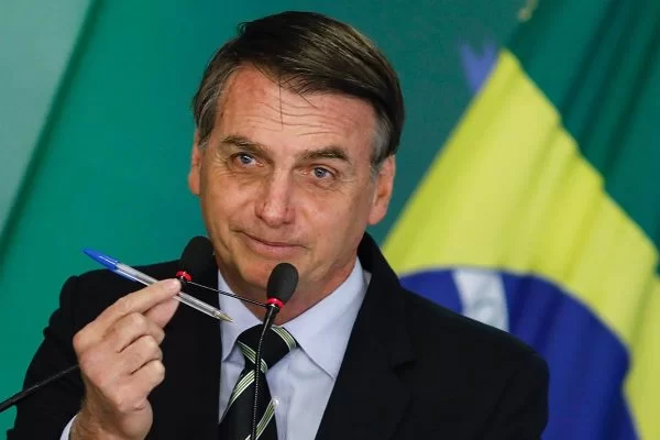 Bolsonaro renova concessão da Globo por mais 15 anos