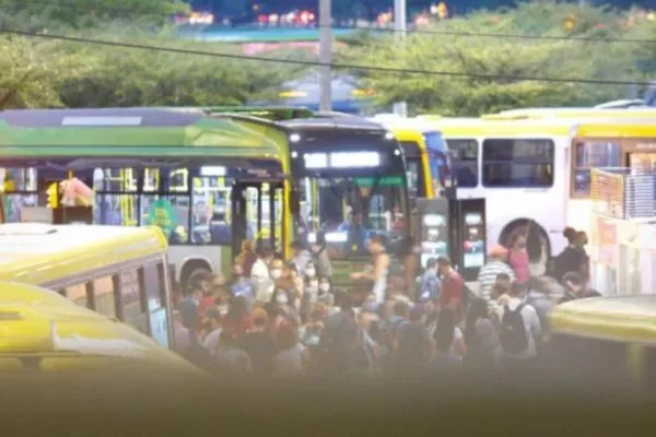 Empresa de ônibus deverá indenizar passageiros por atraso de 10h