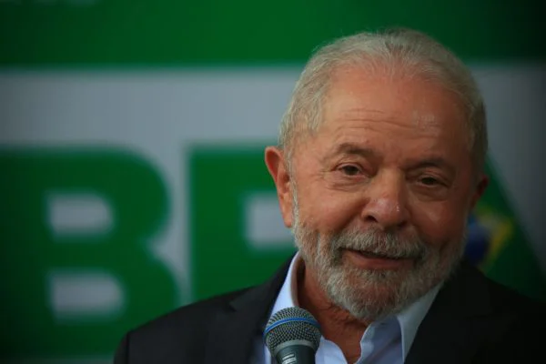 Lula faz novo exame na garganta em SP, que mostra “normalidade”