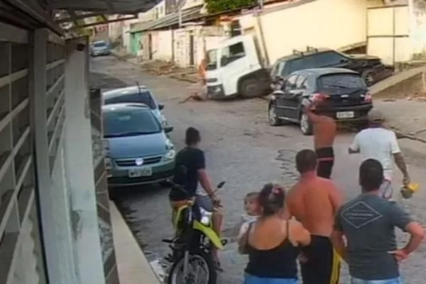 veja momento em que caminhão arrasta homem em João Pessoa (PB)