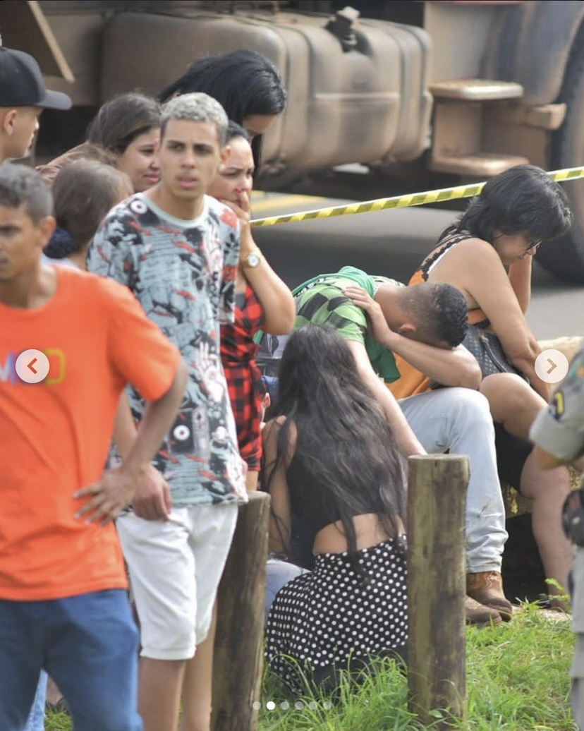 Familiares e amigos acompanharam as bucas pelo corpo de motociclista