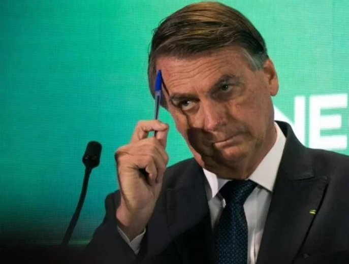 Nas redes sociais, Bolsonaro ainda se diz presidente do Brasil