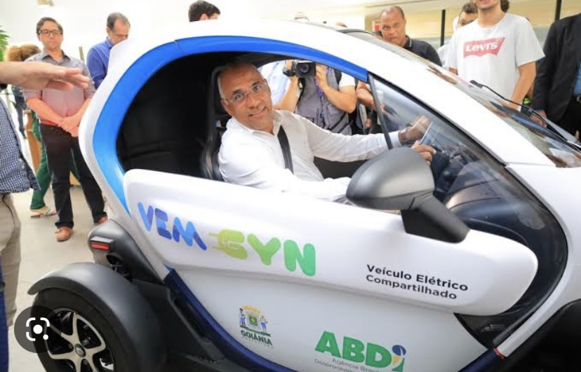 Prefeito de Goiânia testa carro elétrico