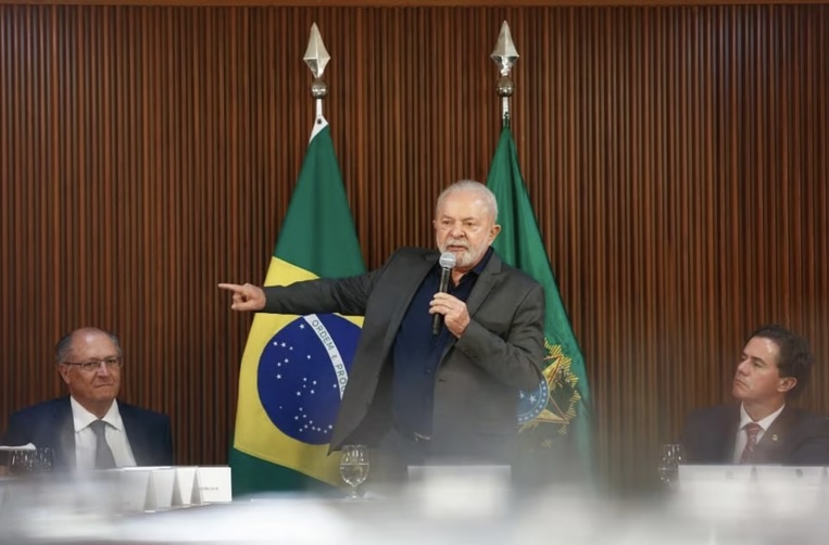 Lula diz que militares têm que “servir ao país e não podem ter lado”