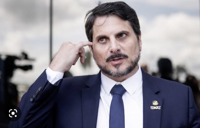 Senador Marcos do Val diz que Bolsonaro tentou coagi-lo a ajudar em golpe