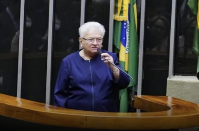 Erundina toma posse como deputada federal aos 88 anos e é aplaudida