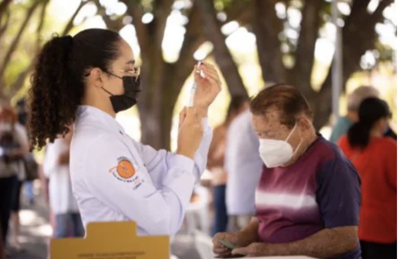 Brasil começa a aplicar vacina bivalente. Veja quem pode tomar