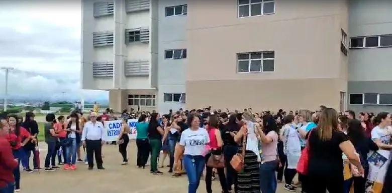 Professores fazem nova manifestação na porta da Prefeitura de Aparecida