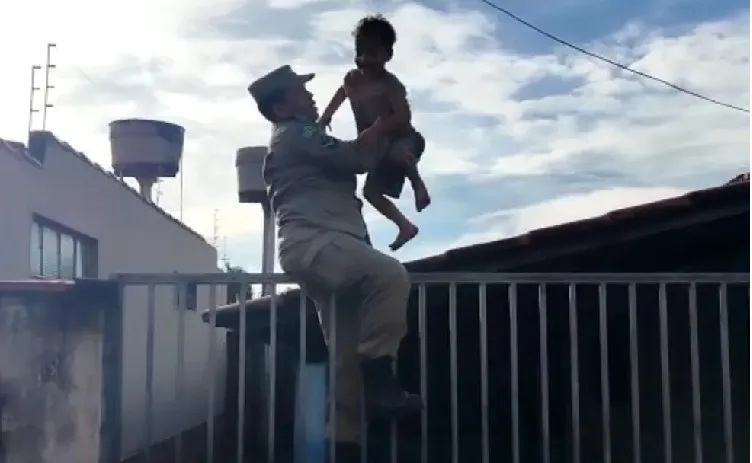 Menino de 4 anos fica preso no telhado