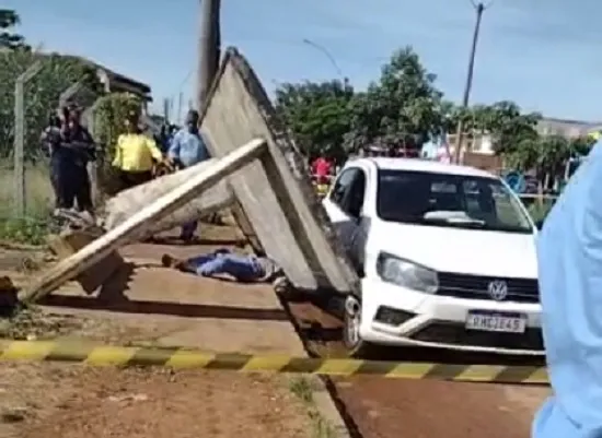 Ponto de ônibus cai e mata homem, em Aparecida