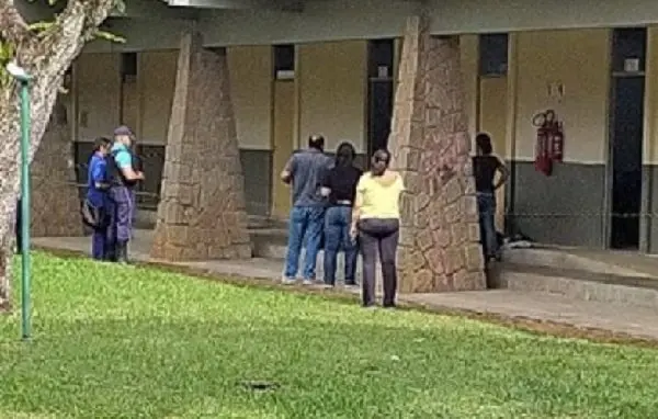 Estudante é encontrado morto no corredor da sala de aula