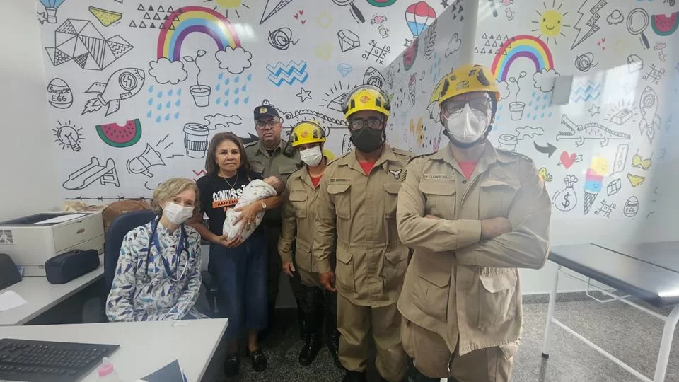 Homem é flagrado abandonando bebê no meio da rua em Goiânia