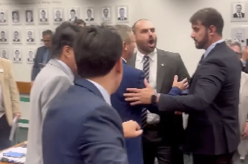 Eduardo Bolsonaro xinga e ameaça ‘enfiar a mão na cara’ de deputado