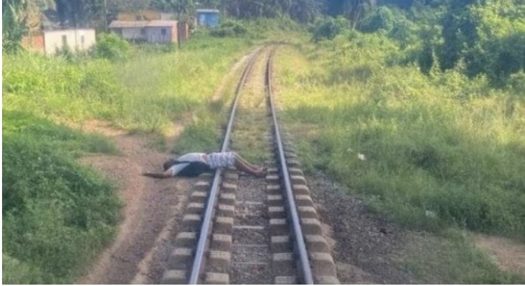 Homem dorme em linha do trem e precisa ser acordado por maquinista