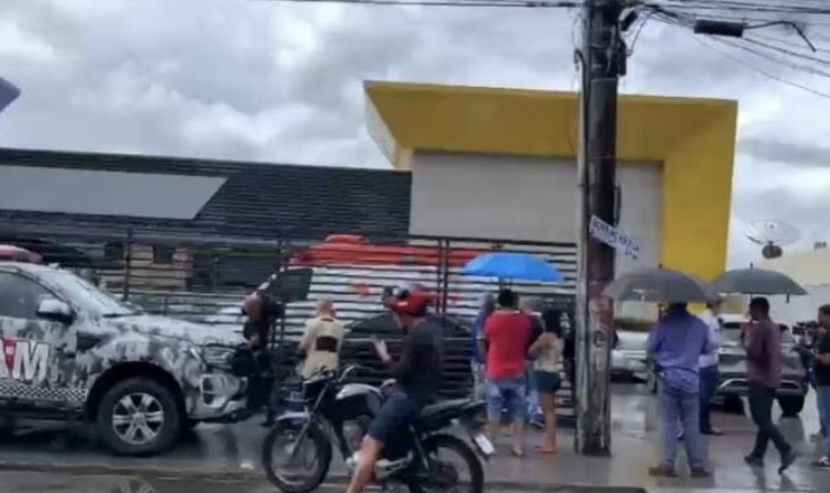 Menino de 12 anos tenta esfaquear alunos em colégio de Manaus