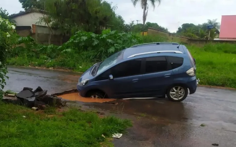 Cratera engole parte de carro em rua de Aparecida de Goiânia