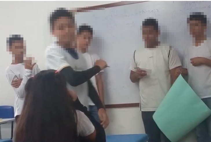 Aluno golpeia com caneta colega em sala de aula de escola em Manaus