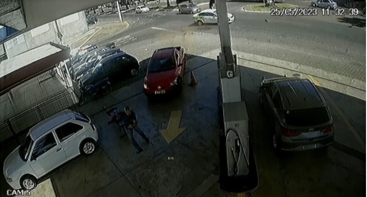 Saveiro bate em carro da prefeitura, invade posto de gasolina e mata frentista em Trindade