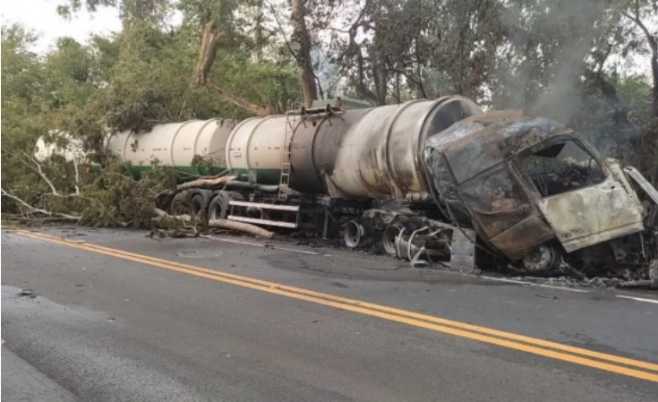 Caminhão carregado com etanol pega fogo e motorista morre carbonizado na BR-153