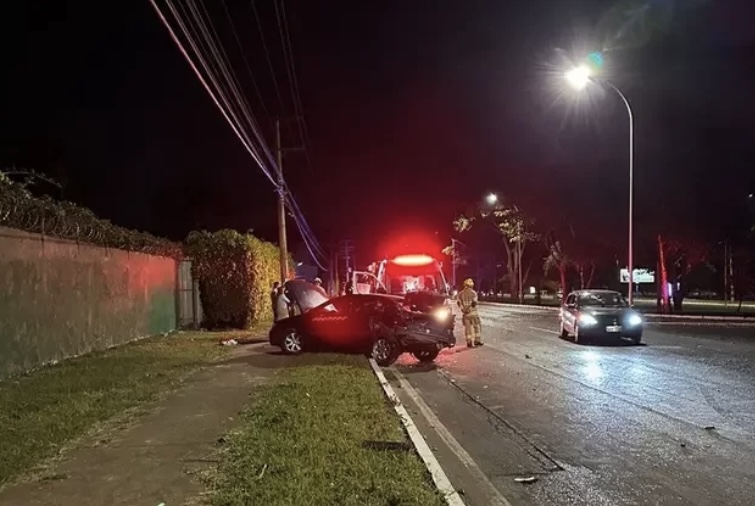 Motorista bêbado que causou acidente no Lago Sul participava de racha, dizem testemunhas