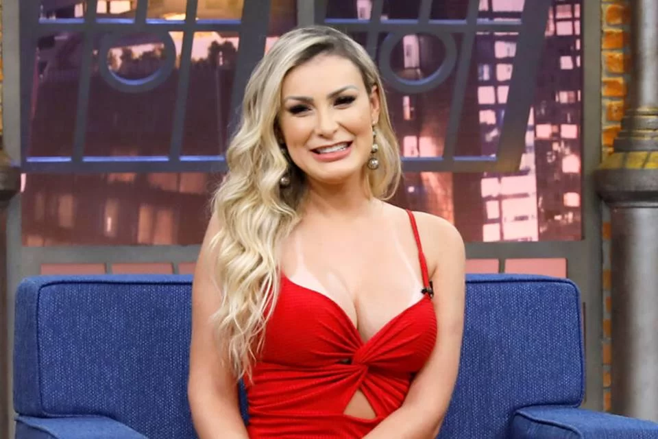 Urach anuncia volta ao trabalho em boate após se afastar da prostituição