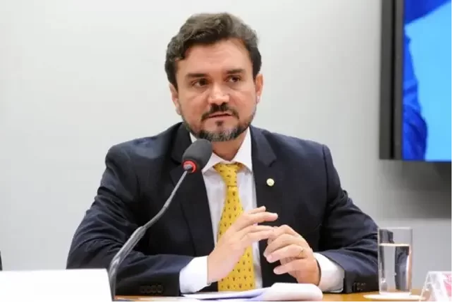 Deputado cotado para Turismo tem conversa reservada com Lula