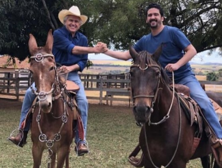 Governador chora em missa de Trindade e homenageia Caiado Filho nas redes sociais