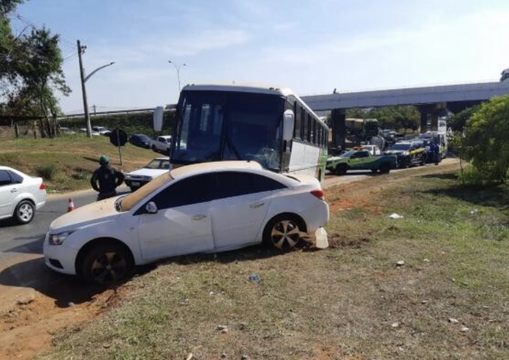 Ônibus com 47 crianças bate contra Cruze e deixa feridos