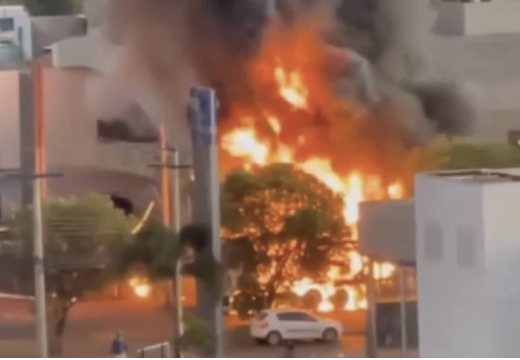 Caminhão-cegonha pega fogo, vários veículos são destruídos e incêndio causa pânico na Rio Verde