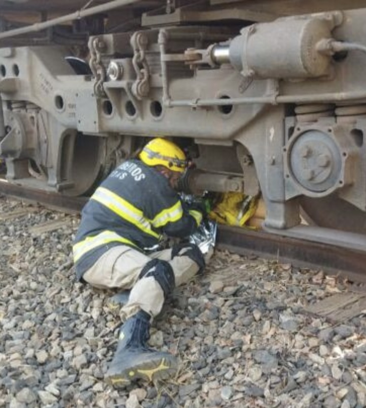 Homem é atropelado por trem, tem pernas dilaceradas e morre