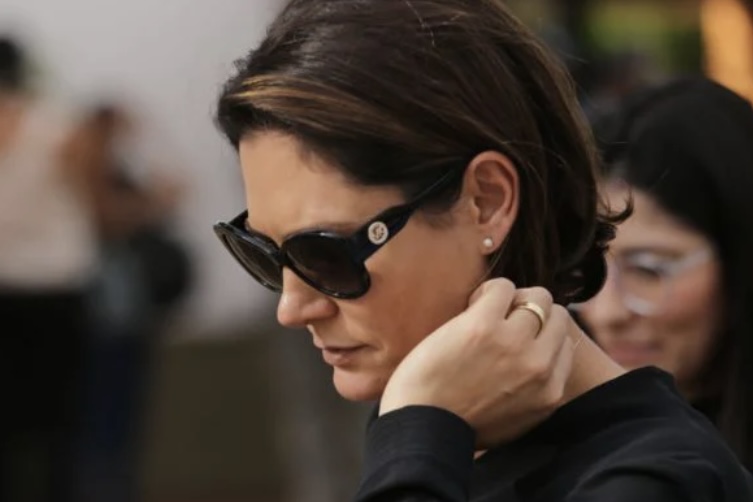 Michelle Bolsonaro comparece a velório de policial morta por ex no DF