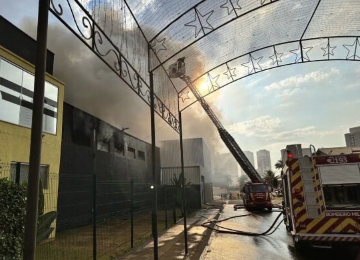 Incêndio de grandes proporções consome depósito de eletrônicos em Goiânia