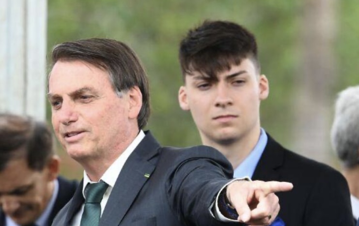 Filho de Bolsonaro é alvo de operação e amigo preso por suposta lavagem de dinheiro