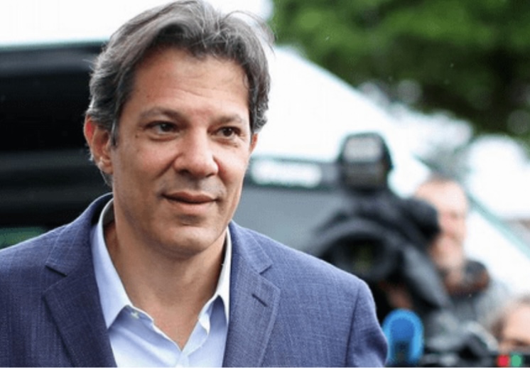 Criminosos arrombam o portão da casa de Haddad em São Paulo.