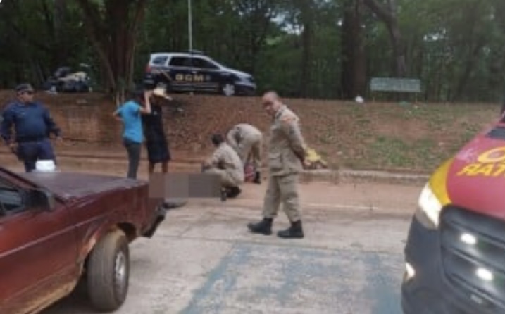 Idoso morre atropelado pela filha ao dormir debaixo do carro, em Goiânia