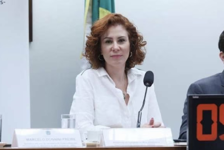 Deputada federal Carla Zambelli desmaia no Aeroporto de Congonhas